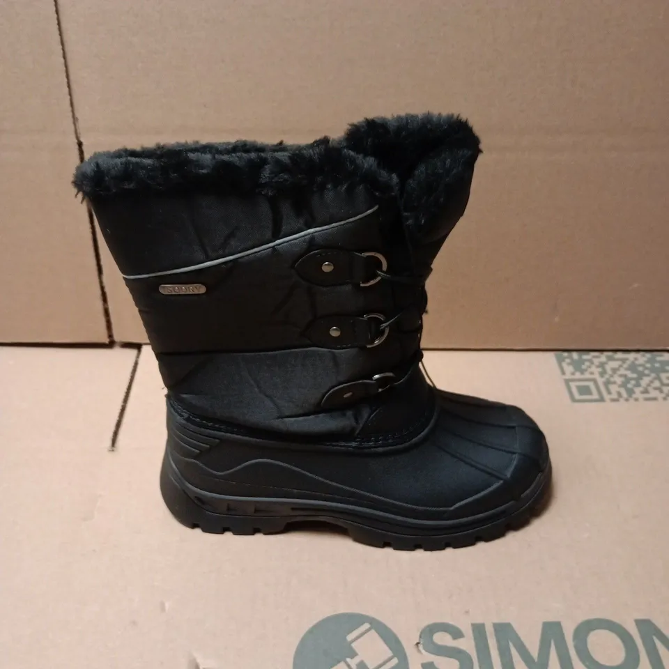 MOUNTAIN WAREHOUSE WHISTLER KIDS ADAPTIVE FLEECE LINED SNOW BOOTS IN BLACK - UK 1