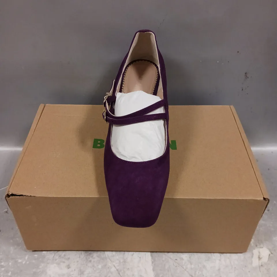 BOXED PAIR OF BODEN BLOCK HEEL PUMPS IN PURPLE - 6