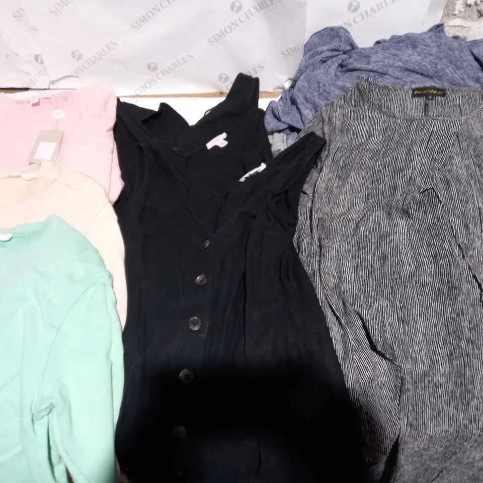 LARGE QUANTITY OF ASSORTED CLOTHING ITEMS TO INCLUDE FINERY JUMPERS AND FRANK USHER + CAROLE HOCHMAN DRESSES - VARIOUS SIZES