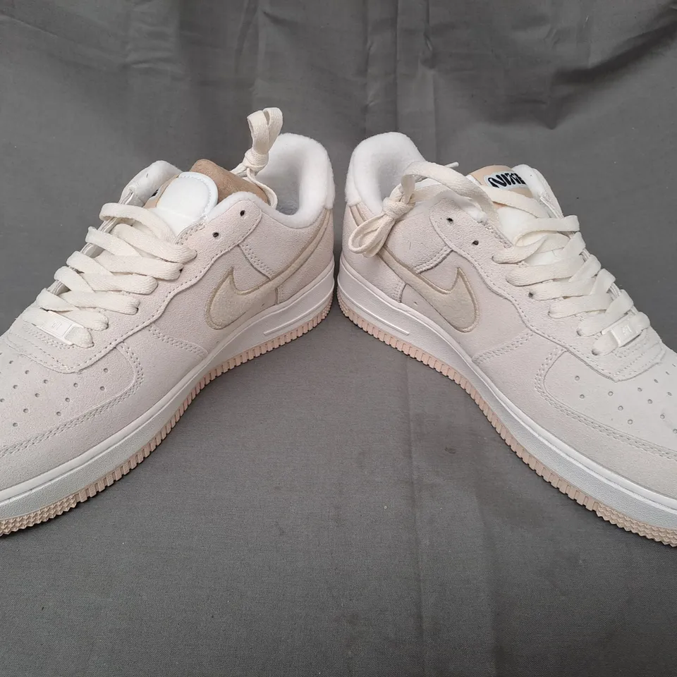 BOXED PAIR OF NIKE AIR FORCE 1 '07 SHOES IN LIGHT SAND UK SIZE 7
