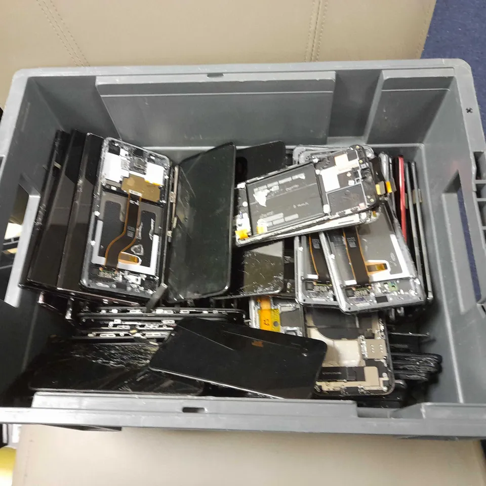 LARGE QUANTITY OF ASSORTED PHONES PARTS