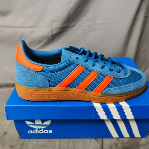 BOXED PAIR OF ADIDAS MENS HANDBALL SPEZIAL TRAINERS IN BLUE/ORANGE - UK 5