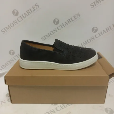 BOXED PAIR OF CUSHION WALK BLACK STUDDED SHOES - SIZE 6