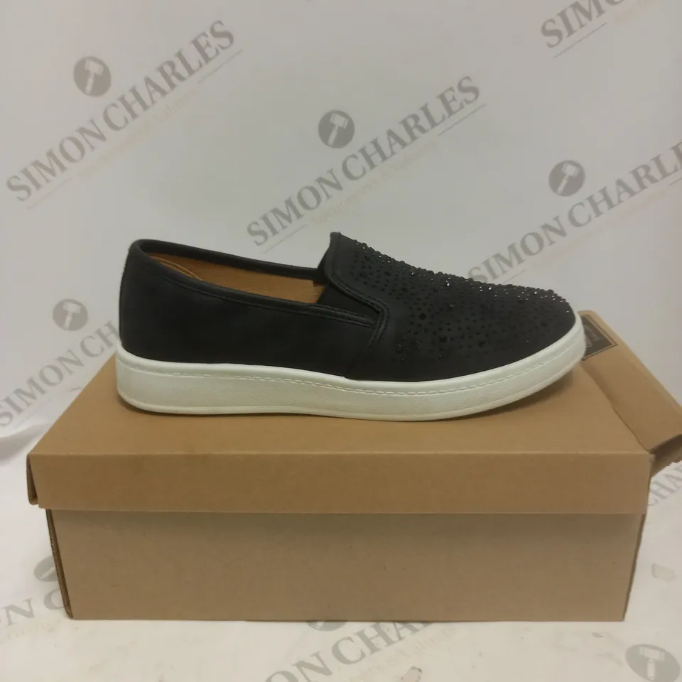 BOXED PAIR OF CUSHION WALK BLACK STUDDED SHOES - SIZE 6