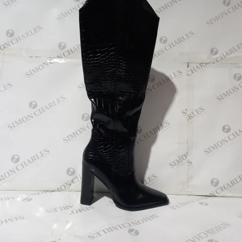BOXED PAIR OF PRETTY LITTLE THING KNEE HIGH BLOCK HEELED BOOTS IN BLACK SIZE 6
