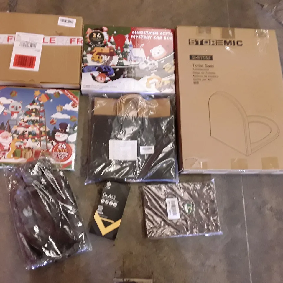 PALLET OF ASSORTED PRODUCTS INCLUDING TOILET SEAT, GIFT BAGS, GUMMY MOLDS, HOT WATER BOTTLE, ADVENT CALENDAR, PHONE GLASS PROTECTOR  