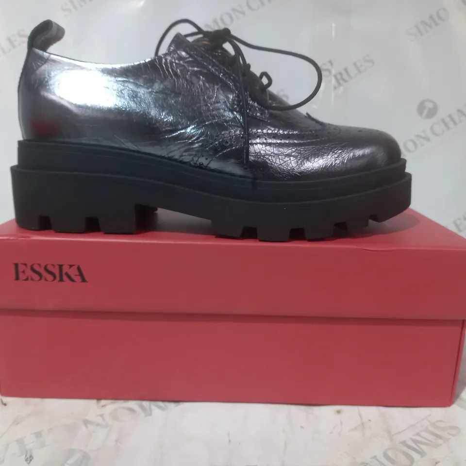 BOXED PAIR OF ESSKA LACE UP SHOES IN METALLIC PEWTER COLOUR EU SIZE 38