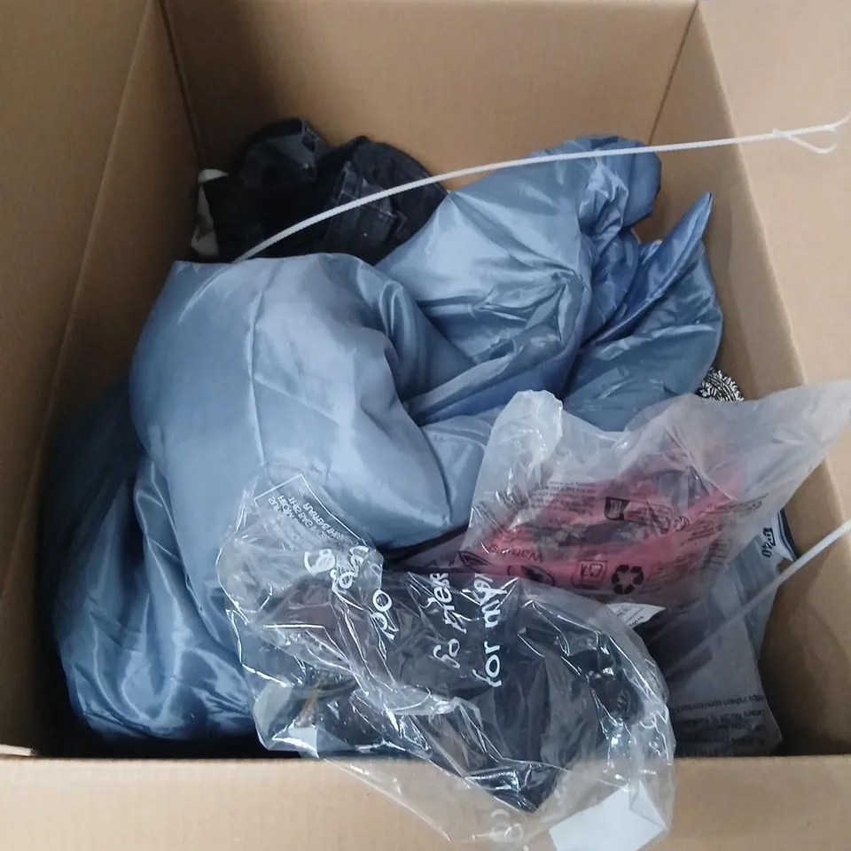 LARGE QUANTITY OF ASSORTED CLOTHING AND ACCESSORIES TO INCLUDE; JEANS, SHORTS AND T SHIRTS