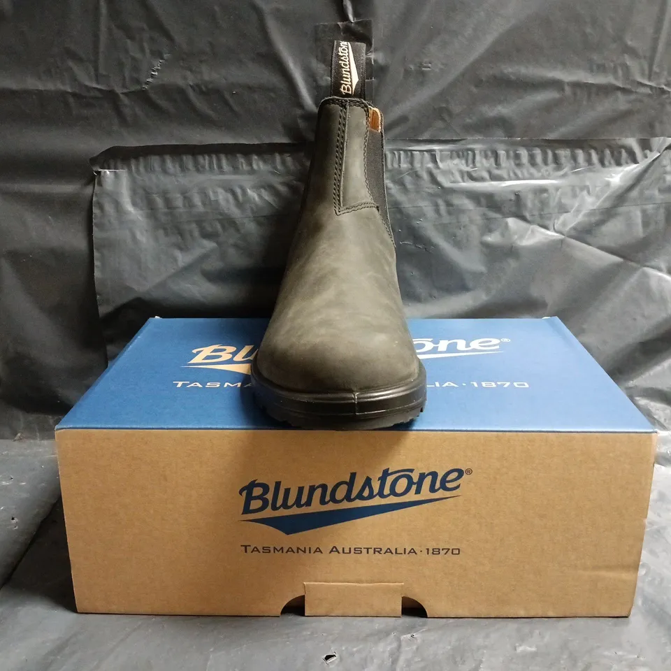 BOXED PAIR OF BLUNDSTONE ELASTIC SIDED ANKLE BOOTS IN DARK GREEN SIZE UK 7.5