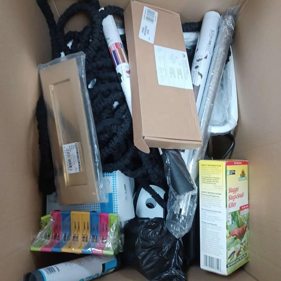 APPROXIMATELY 20 HOUSEHOLD ITEMS TO INCLUDE FLUFFY RUG, BABY BLANKET AND PET TOY