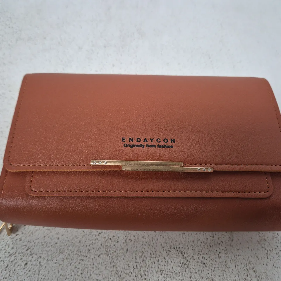 ENDAYCON PURSE – BROWN LEATHER WITH GOLD BAR ACCENT