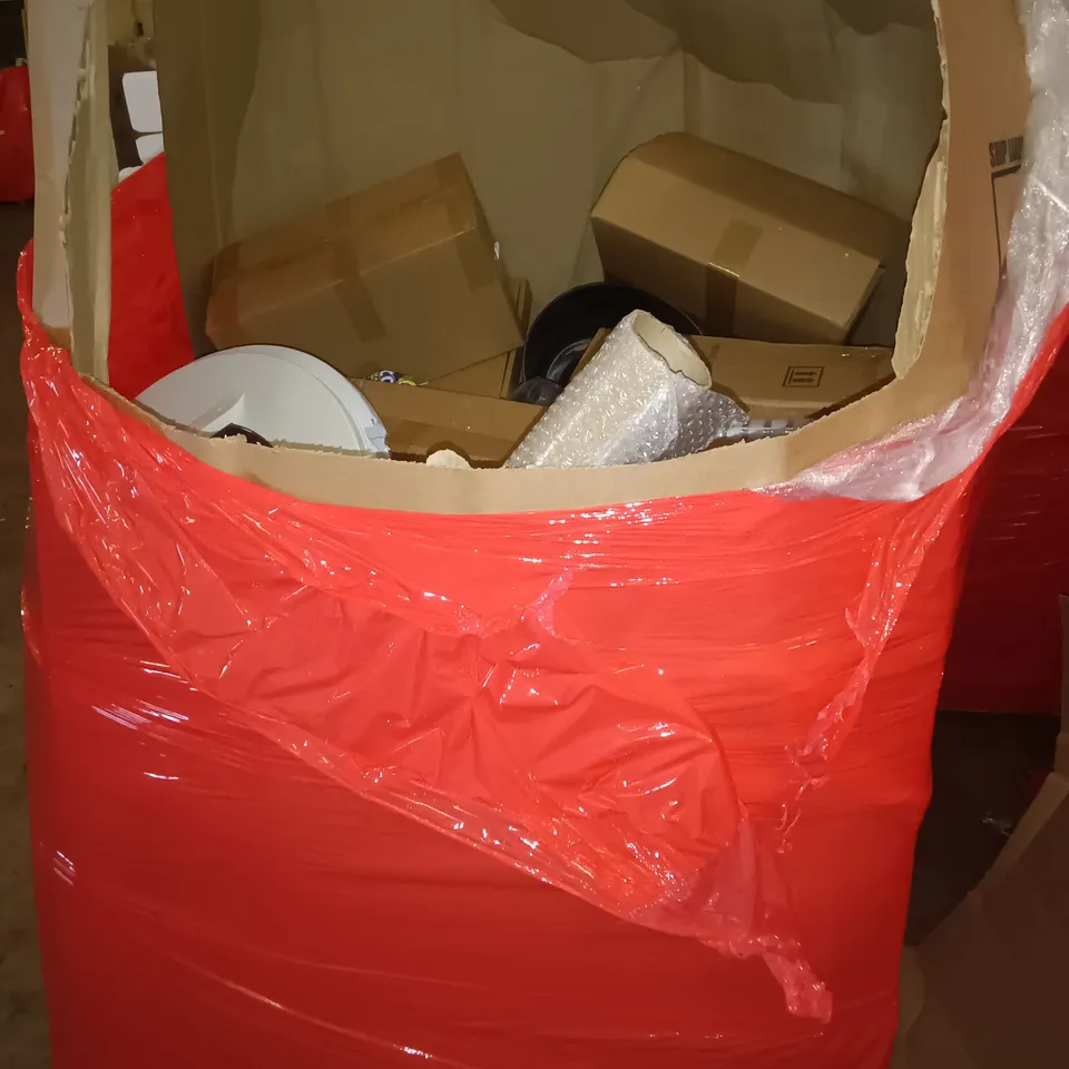 PALLET OF ASSORTED ITEMS TO INCLUDE JUNIOR BASKETBALL SYSTEM, 48" CEILING LIGHT AND TUFTED BATHMAT