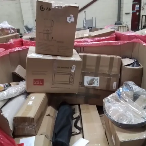 PALLET CONTAINING VARIOUS ASSORTED BOXED HOUSEHOLD ITEMS TO INCLUDE: INDUCTION HOB, CEILING FAN LIGHT, HOUSEHOLD OVEN, JUICER AND LOTS MORE UNMARKED BOXED ITEMS 