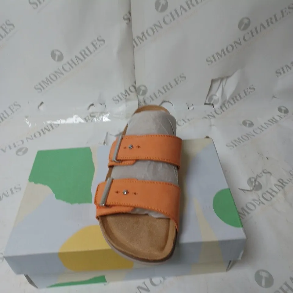 EARTH ORIGINS ADJUSTABLE STRAP SANDALS - PEACH- SIZE 5
