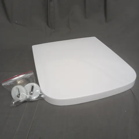 BOXED MASS DYNAMIC MUTE TOILET SEAT IN WHITE