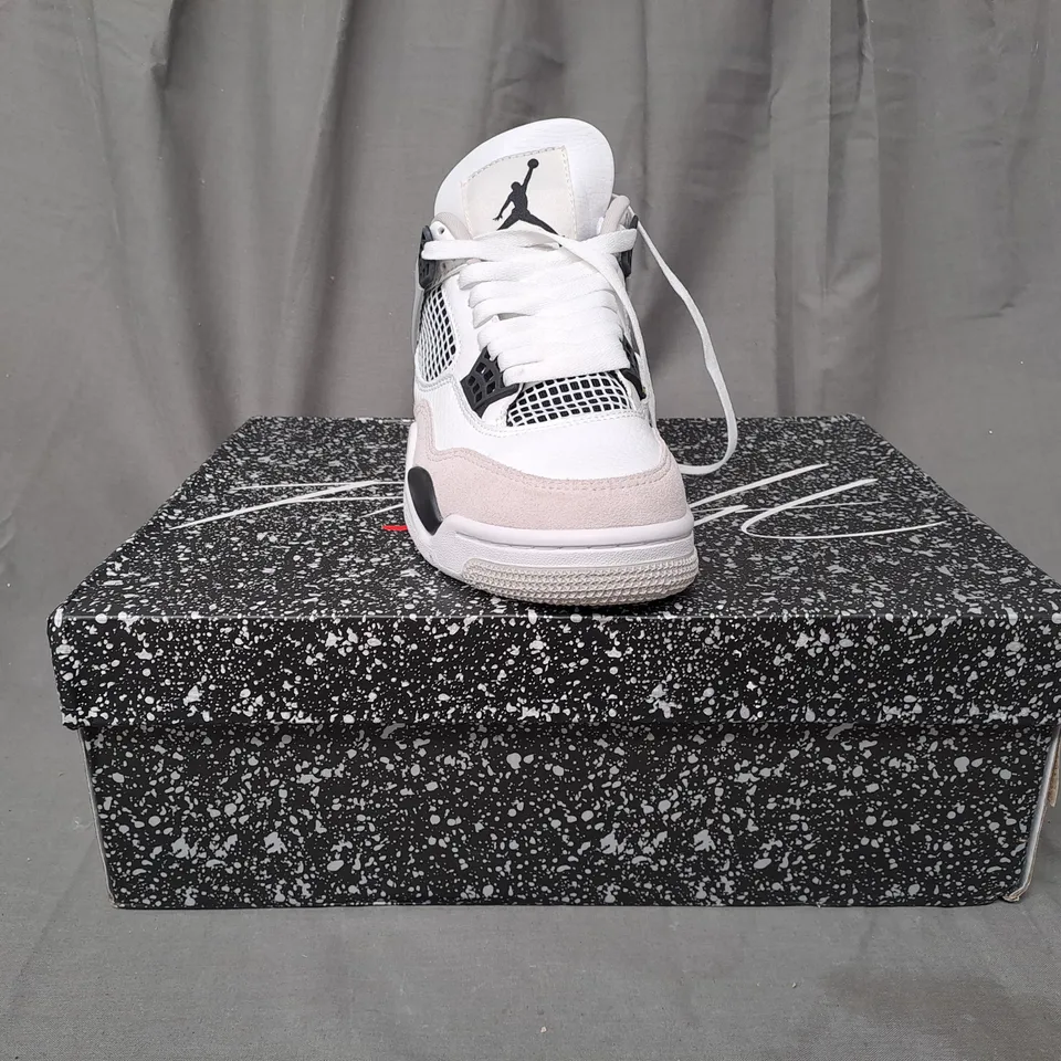 BOXED PAIR OF NIKE AIR JORDAN 4 RETRO SHOES IN WHITE/BLACK UK SIZE 6