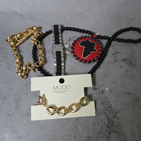 APPROXIMATELY 17 ASSORTED JEWELLERY ITEMS TO INCLUDE -WATCH STRAP , BRACELET , NECKLACE ETC