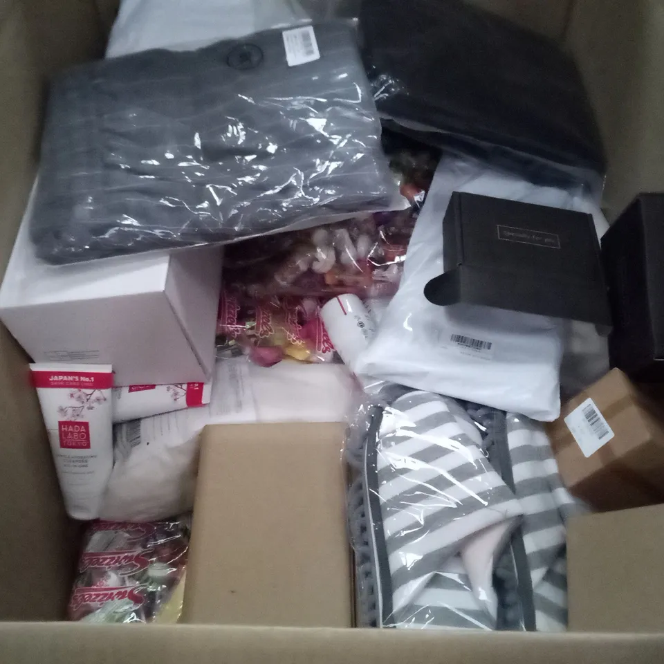 PALLET CONTAINING 6 BOXES OF ASSORTED ITEMS INCLUDING GLASS SPICE JARS, FESTIVE DINO BEDSHEET, KIDS APRON, TABLE CLOTH, GROOMING KIT, AIR FRYER ACCESSORIES  