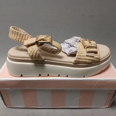 BOXED PAIR OF NO DOUBT BEIGE RAFFIA SANDALS - UK SIZE 4