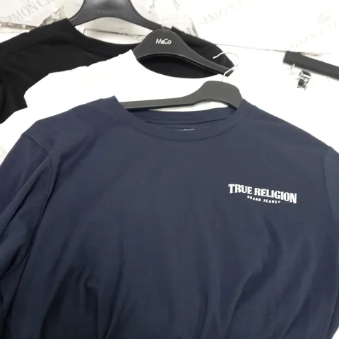BOX OF APPROXIMATELY 10 CLOTHING ITEMS TO INCLUDE T-SHIRTS, JUMPERS, PANTS ETC