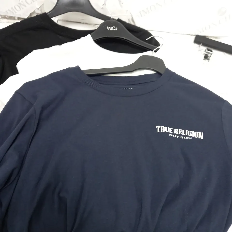 BOX OF APPROXIMATELY 10 CLOTHING ITEMS TO INCLUDE T-SHIRTS, JUMPERS, PANTS ETC