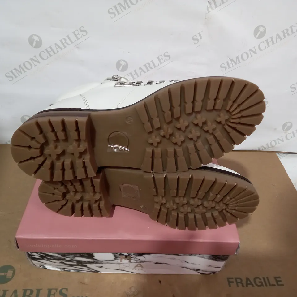 BOXED PAIR OF MODA IN PELLE BOOTS- SIZE 41