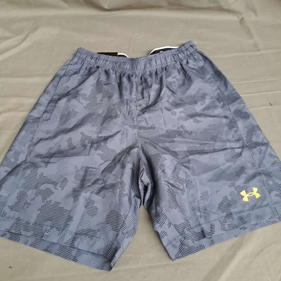 UNDER ARMOUR WOVEN PRINT SHORTS IN GREY SIZE MENS M