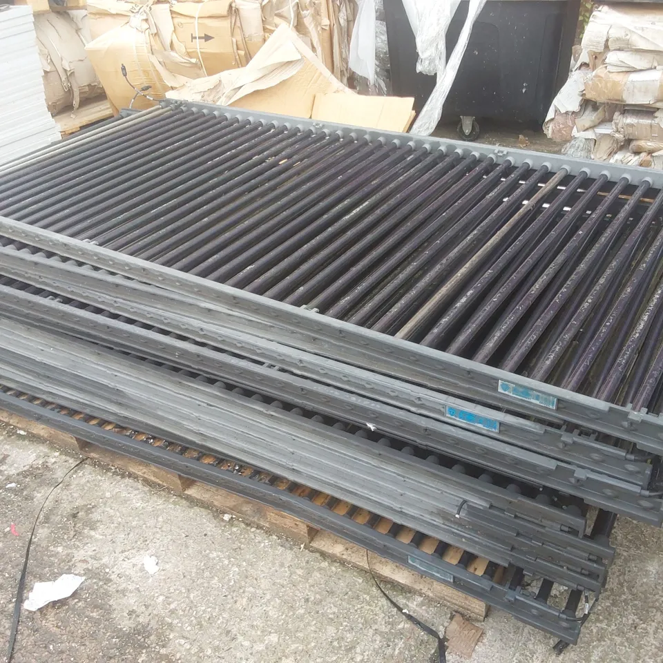 PALLET CONTAINING A LARGE QUANTITY OF SOLAR PANELS