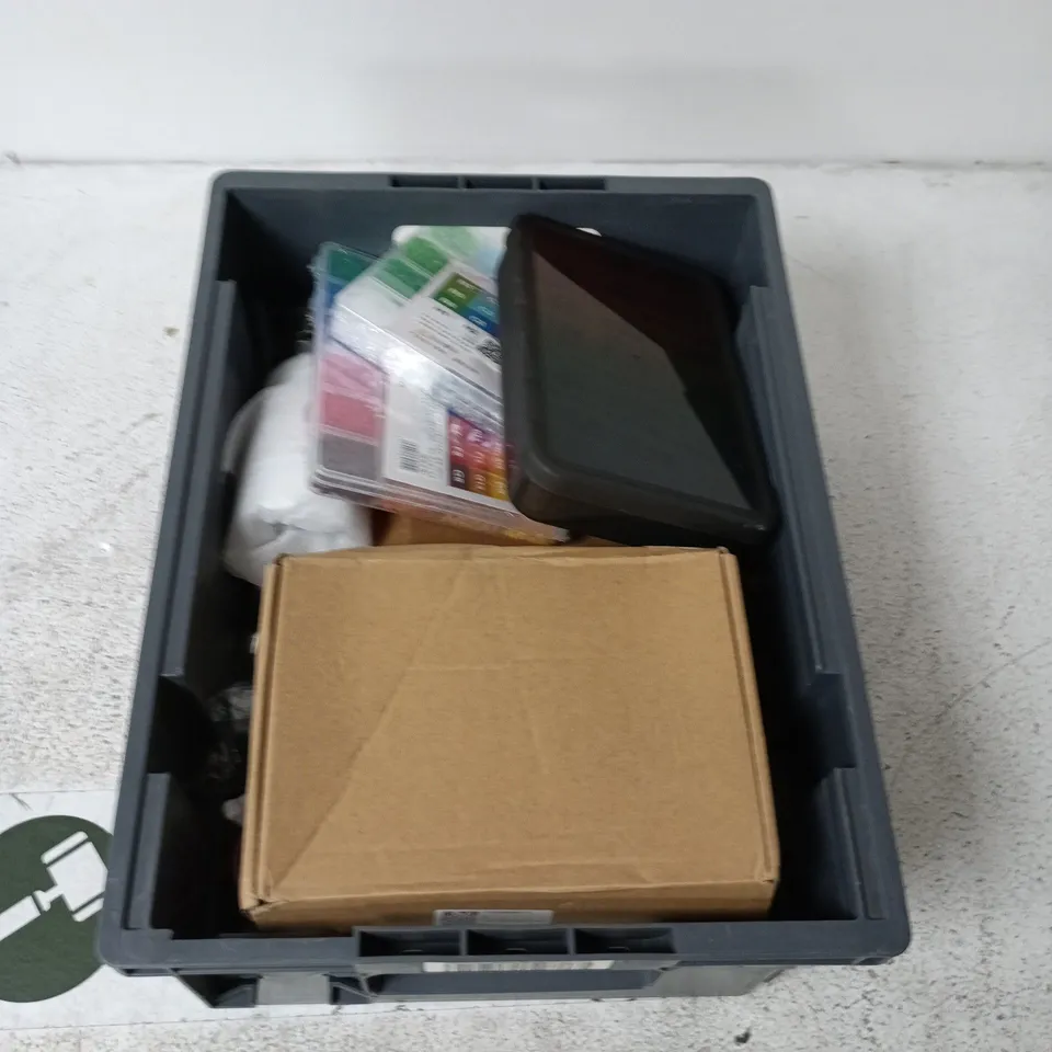 APPROXIMATELY 10 ASSORTED HOUSEHOLD ITEMS INCLUDING BEEDS, FAN ETC. 