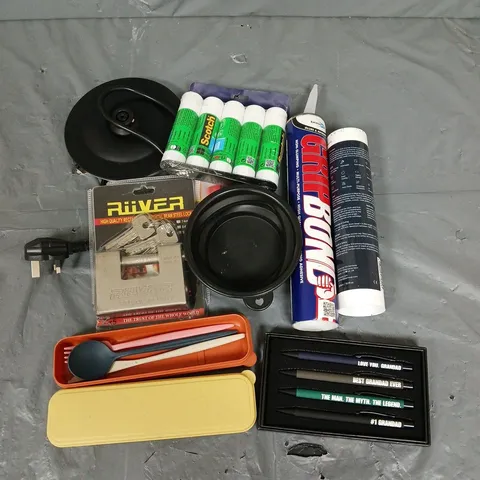 APPROXIMATELY 10 HOUSEHOLD ITEMS TO INCLUDE CUTLERY, RIIVER LOCK, GRIPBOND, ETC - COLLECTION ONLY
