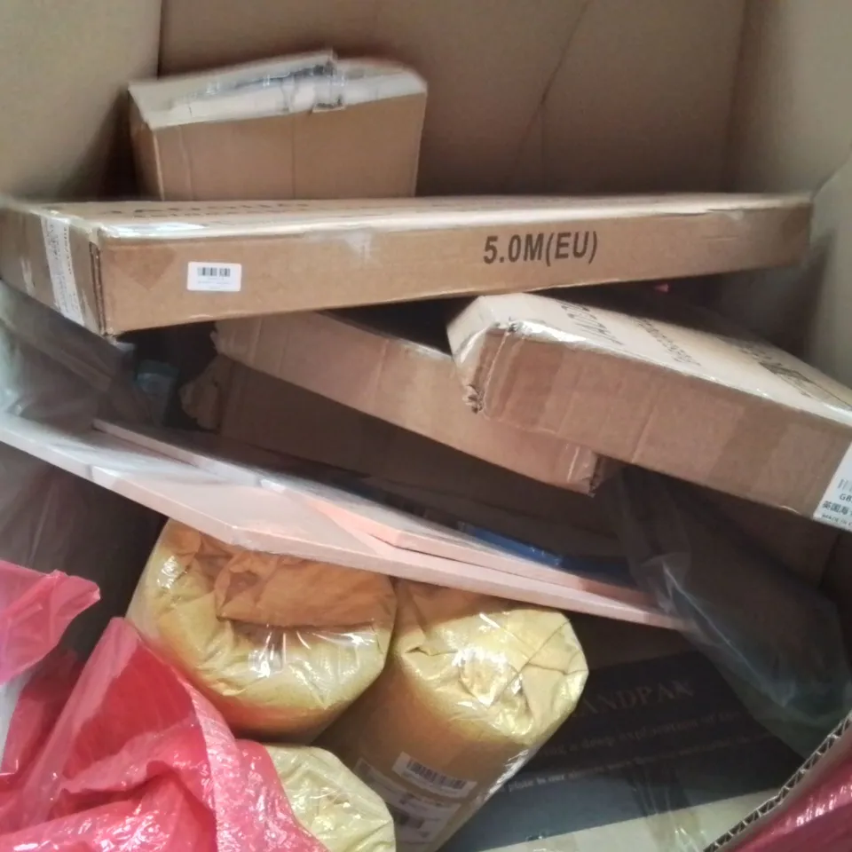 PALLET CONTAINING VARIOUS ASSORTED BOXED HOUSEHOLD ITEMS TO INCLUDE: TELESCOPIC LADDERS, CANVAS ART, RUGS ETC.