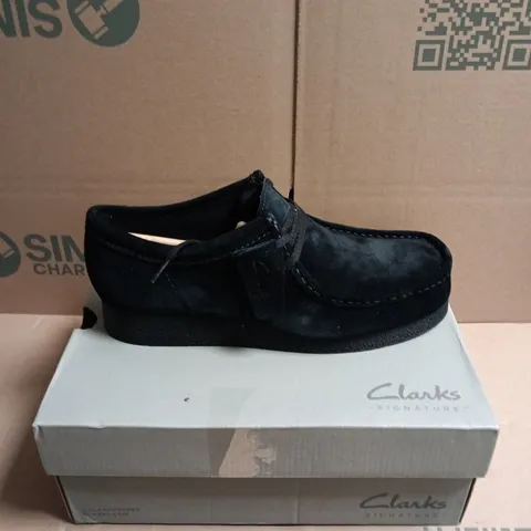 BOXED PAIR OF CLARKS ORIGINALS BLACK SUEDE WALLABEE SHOES - 8