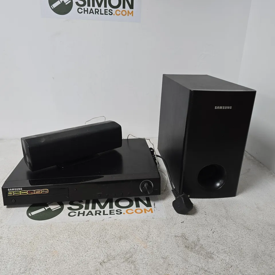 SAMSUNG HOME CINEMA SYSTEM - DVD/BLU-RAY PLAYER WITH SUBWOOFER AND SMALL SOUNDBAR 