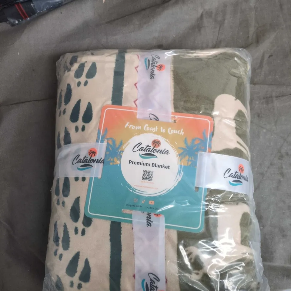 CAGE OF APPROXIMATELY 12 ASSORTED ITEMS TO INCLUDE:FOOT WAMER AND CATALONIA BLANKET