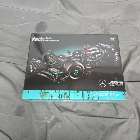 MERCEDES-AMG F1 W14 E PERFORMANCE 1:8 SCALE MODEL KIT – BOXED (1642 PIECES, 18+)