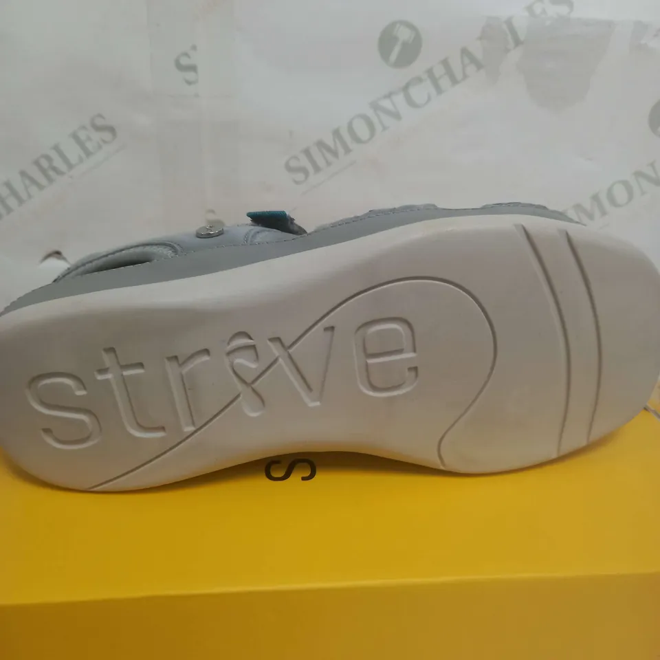 BOXED PAIR OF STRIVE DALMA SANDALS IN FARK GREY SIZE 5