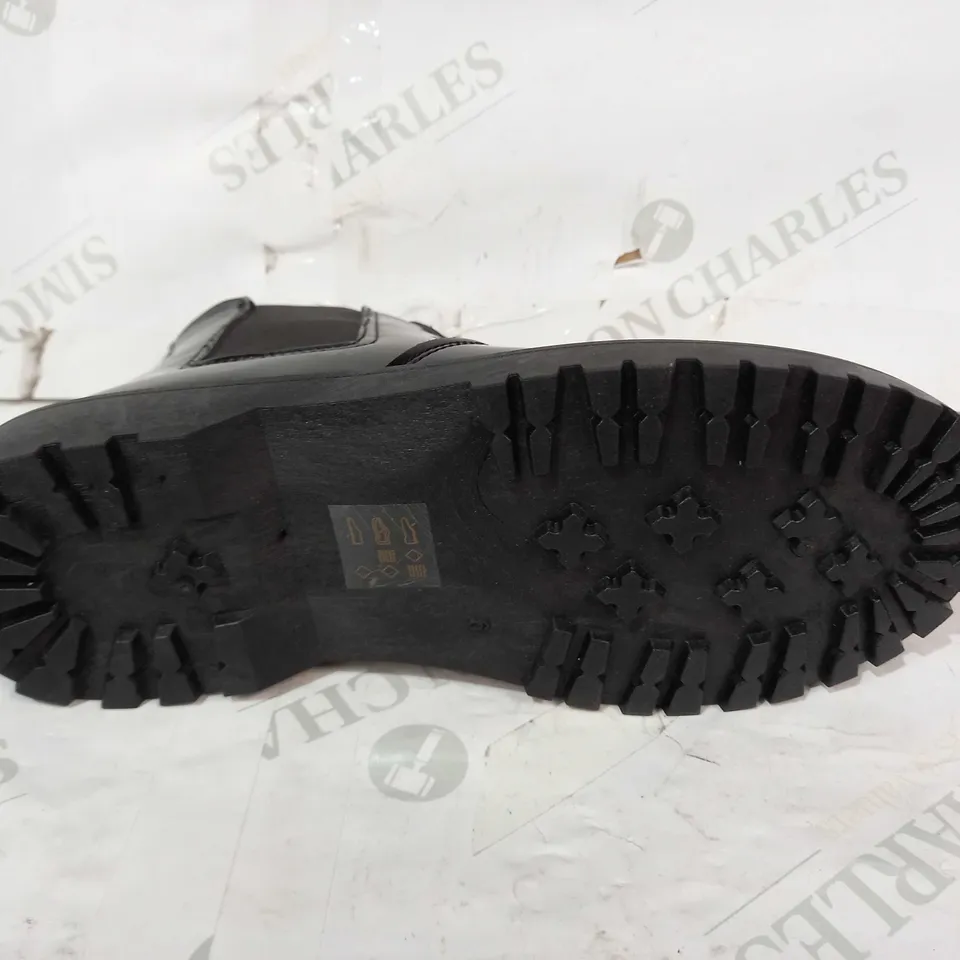 BOXED PAIR OF DESIGNER ANKLE BOOTS IN BLACK UK SIZE 6