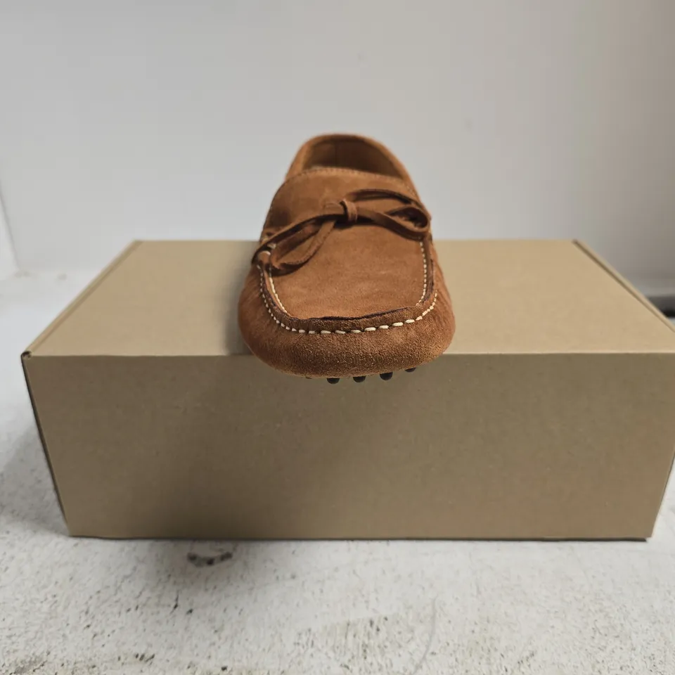 BOXED PAIR OF & SONS DESERT MOCCASIN LOAFERS IN TAN SIZE UK 9