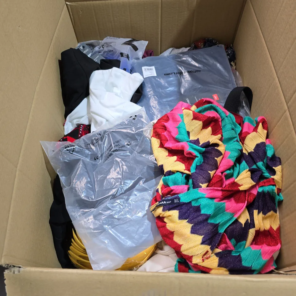 APPROXIMATELY 25 ASSORTED CLOTHING ITEMS OF VARIOUS STYLES , SIZES AND COLOURS 