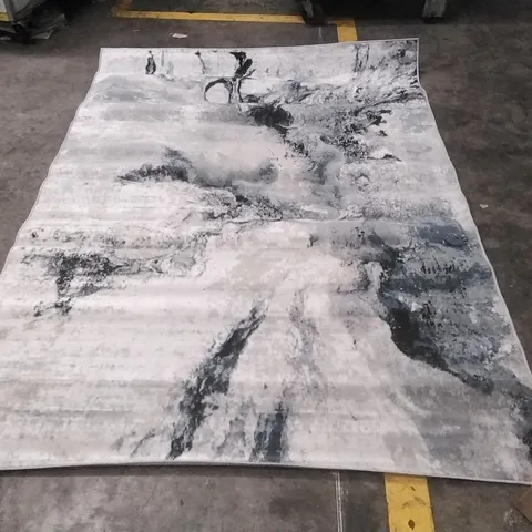AREA RUG APPROXIMATELY 216X157CM