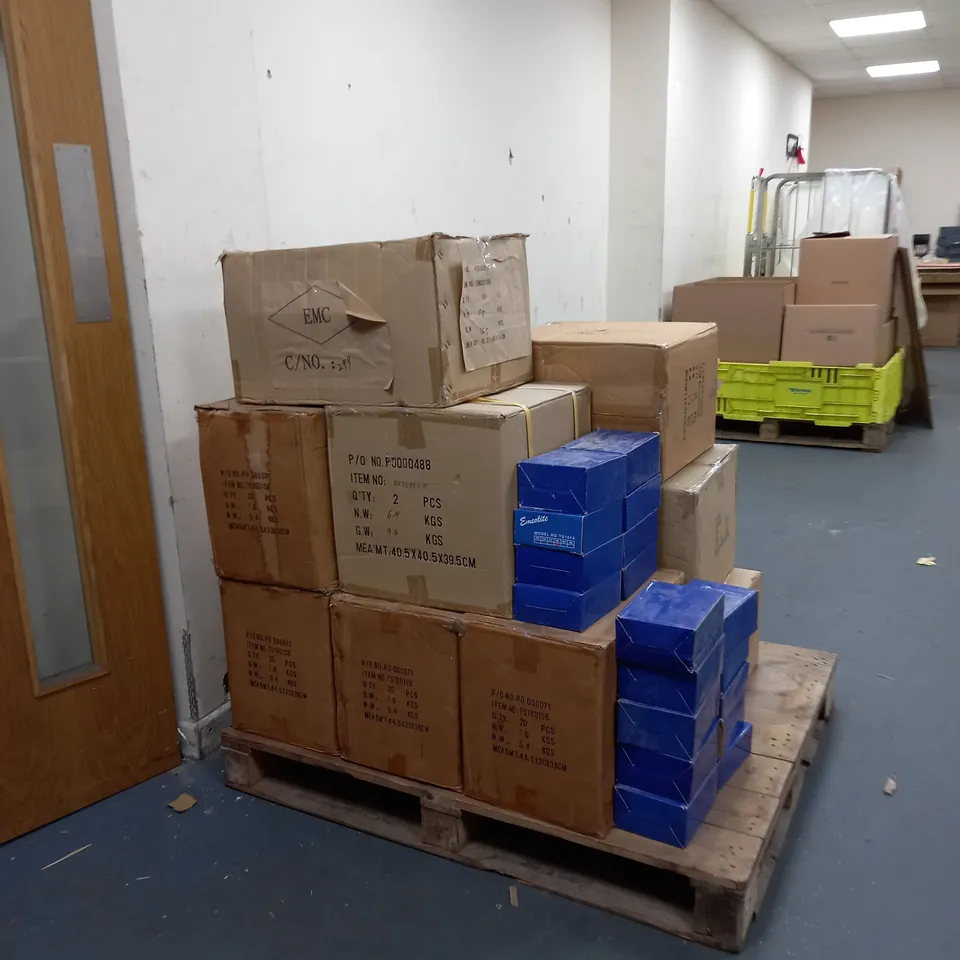 LARGE QUANTITY OF ASSORTED EMCOLITE LIGHTING PRODUCTS