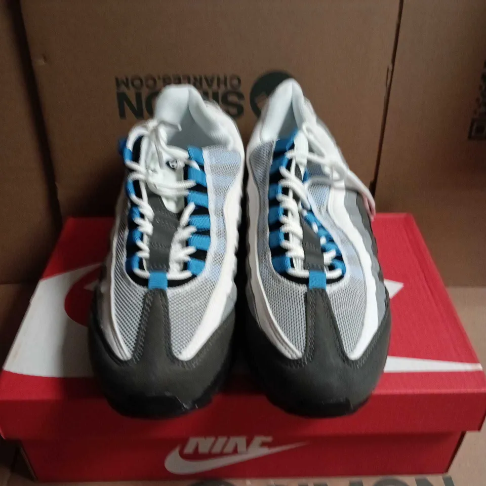 BOXED PAIR OF NIKE AIR MAX 95 TT SNEAKERS – UK 7 – GREY/WHITE/BLUE