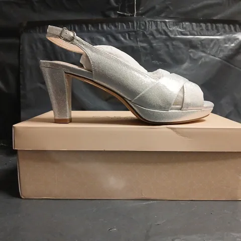 BOXED PAIR OF PARADOX PEEP TOE BLOCK HEEL SANDALS IN SILVER SIZE EU 39
