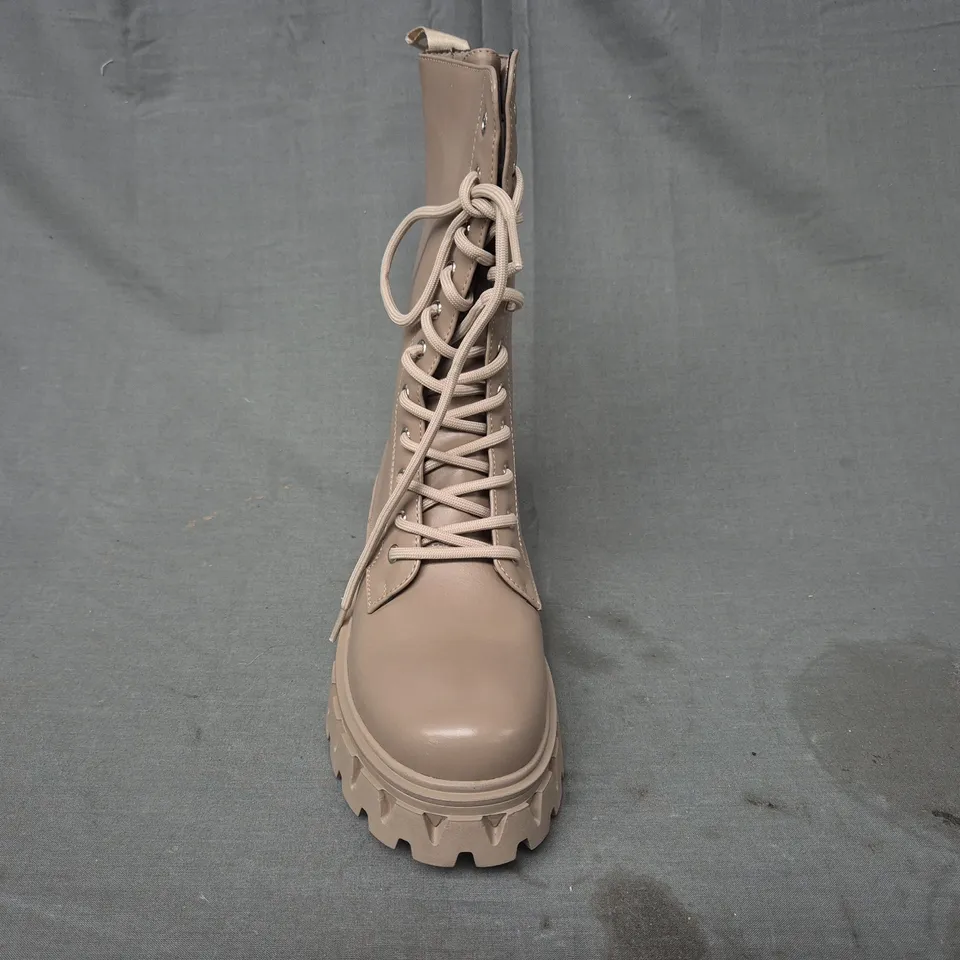 BOXED PAIR OF KOI LACE-UP BOOTS IN SAND UK SIZE 5