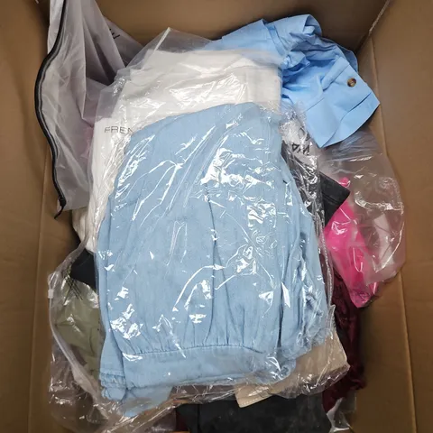 APPROXIMATELY 20 ASSORTED CLOTHING ITEMS IN VARIOUS SIZES, STYLES AND COLOURS