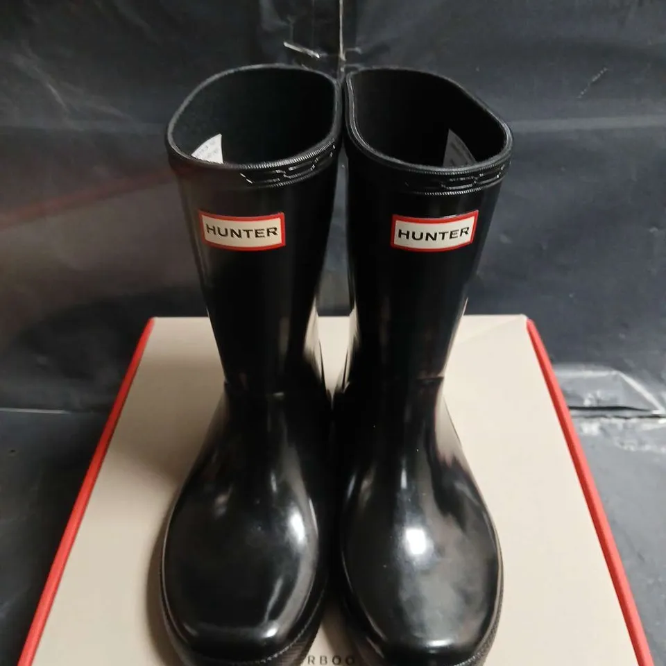 BOXED PAIR OF HUNTER ORIGINAL TALL BLACK RUBBER RAIN BOOTS - UK SIZE 11 - KIDS
