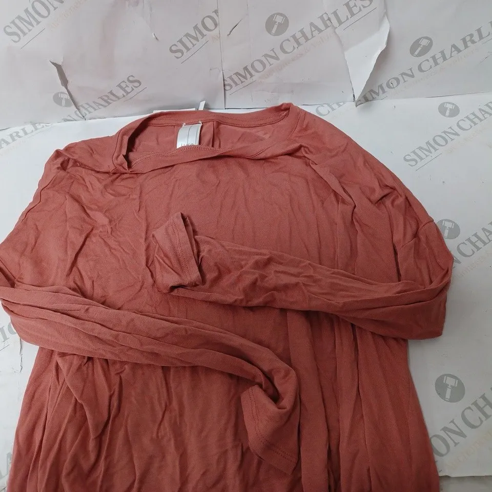 APPROXIMATELY 10 CLOTHING INCLUDING: SHIRTS AND BLOUSES BY WAYNNE LAYERS (ALL OF DIFFERENT SIZES)