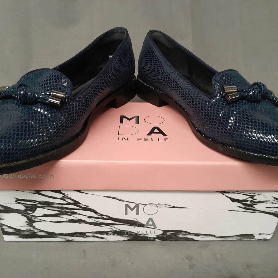 BOXED PAIR OF MODA IN PELLE ELAINA CHUNKY KNOT LOAFERS IN NAVY LIZARD EU SIZE 38