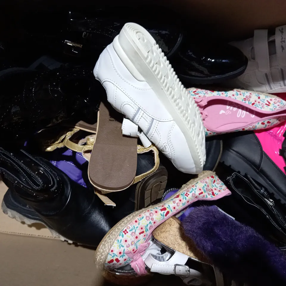 APPROXIMATELY 10 PAIRS OF ASSORTED KIDS SHOES IN VARIOUS STYLES AND SIZES