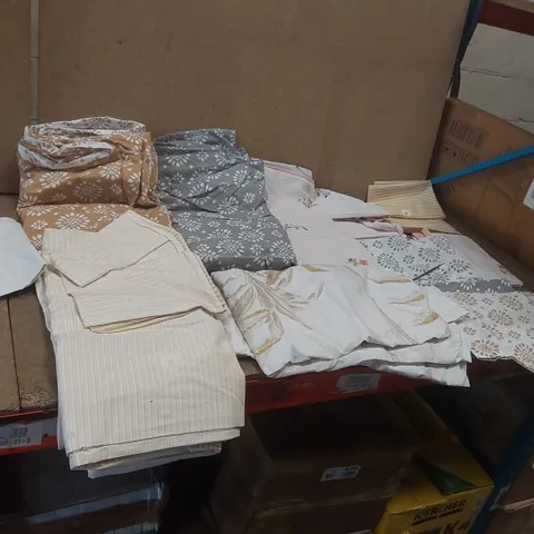 BOX CONTAINING A VERY LARGE QUANTITY OF ASSORTED BEDDING ITEMS